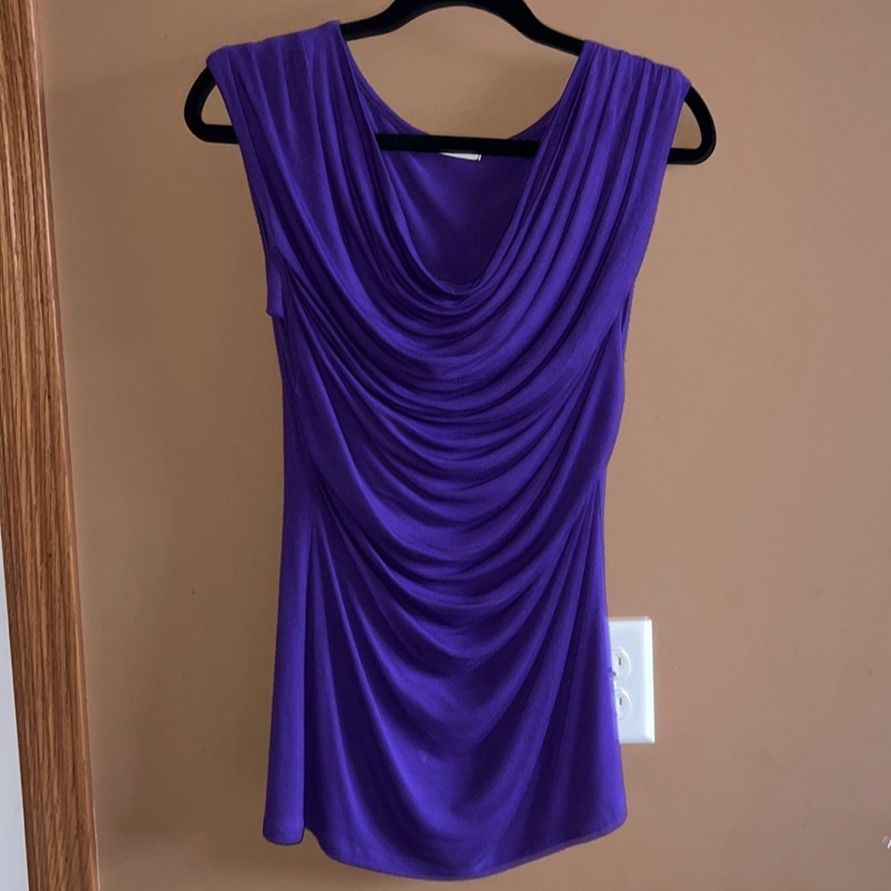Flattering sleeveless like new top from Evereve.